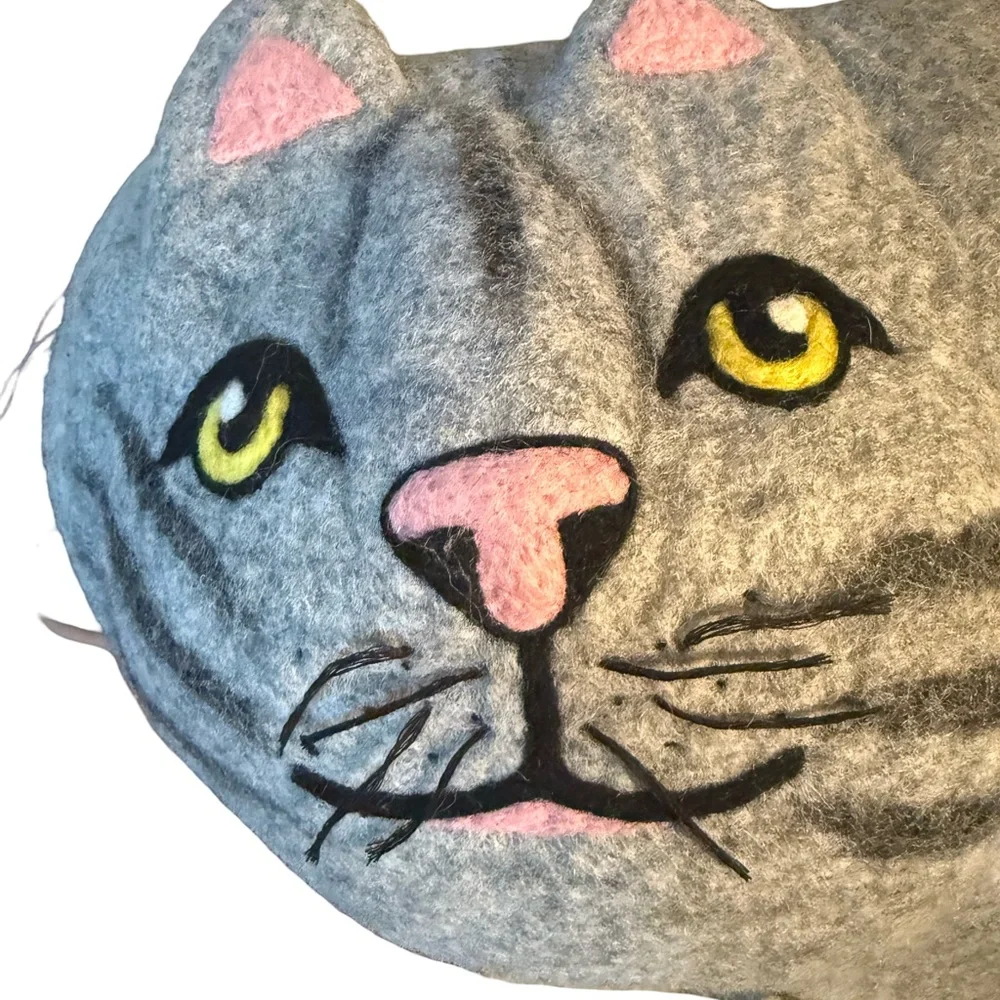 World Travelers Collection NWT Gray Wool Felted Huge Cozy Cat Cave Bed